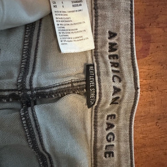 Old Navy Women’s sz 4, Grey Distressed Jeans. Great condition. Worn twice - Picture 3 of 3